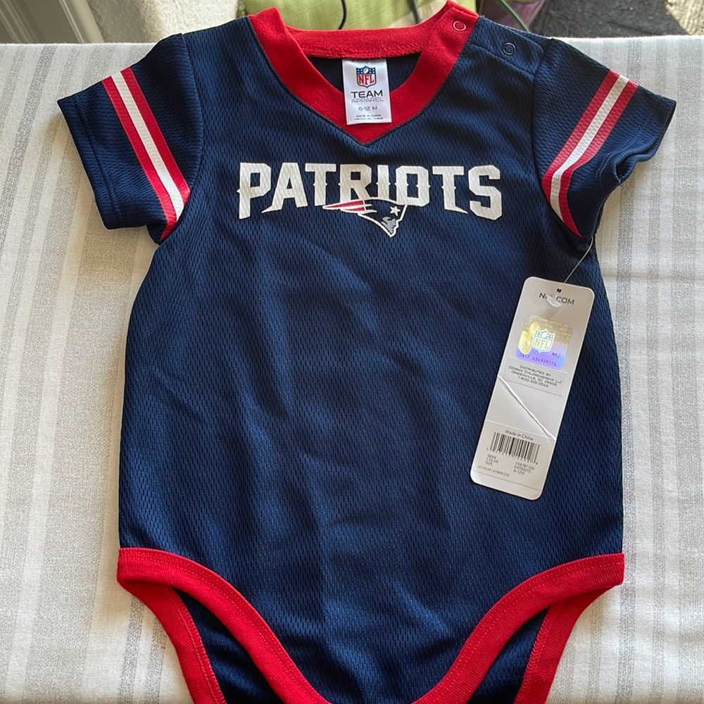 NWT PATRIOTS ONSIE. Size 6-12 M. Bottom snaps. EXCELLENT CONDITION!
